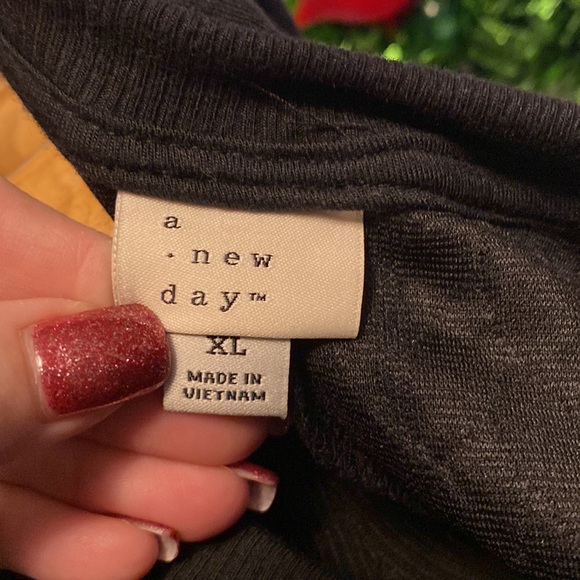 A New Day Women’s Black Crewneck Sweatshirt Elastic Waist sz XL NWOT - Picture 7 of 7